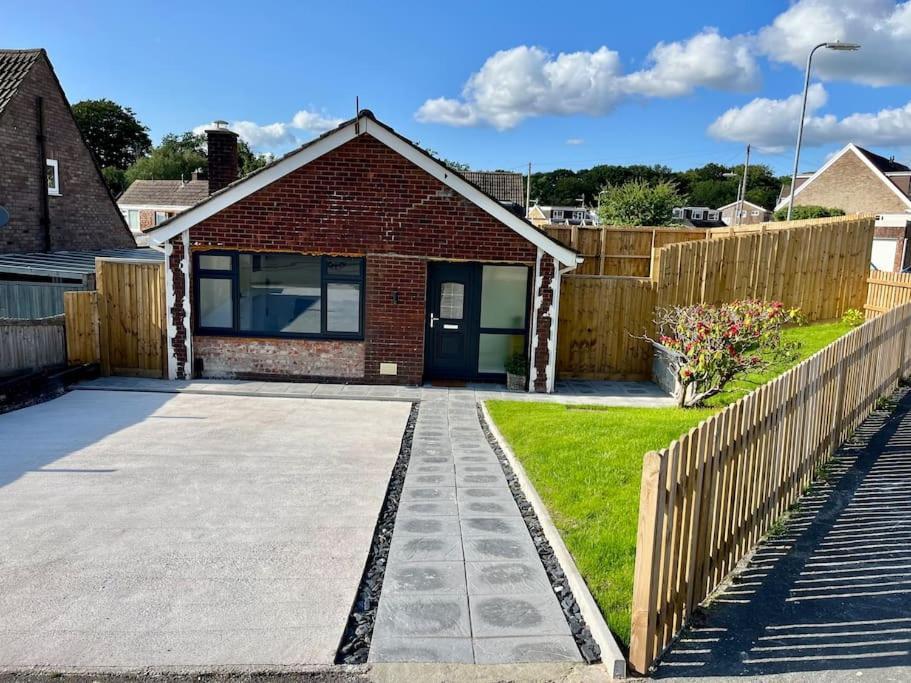 Modern Bungalow In Good Location Aberdulais Dış mekan fotoğraf